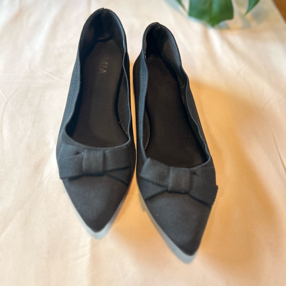 Black stretch knit pointy toe flat with bow